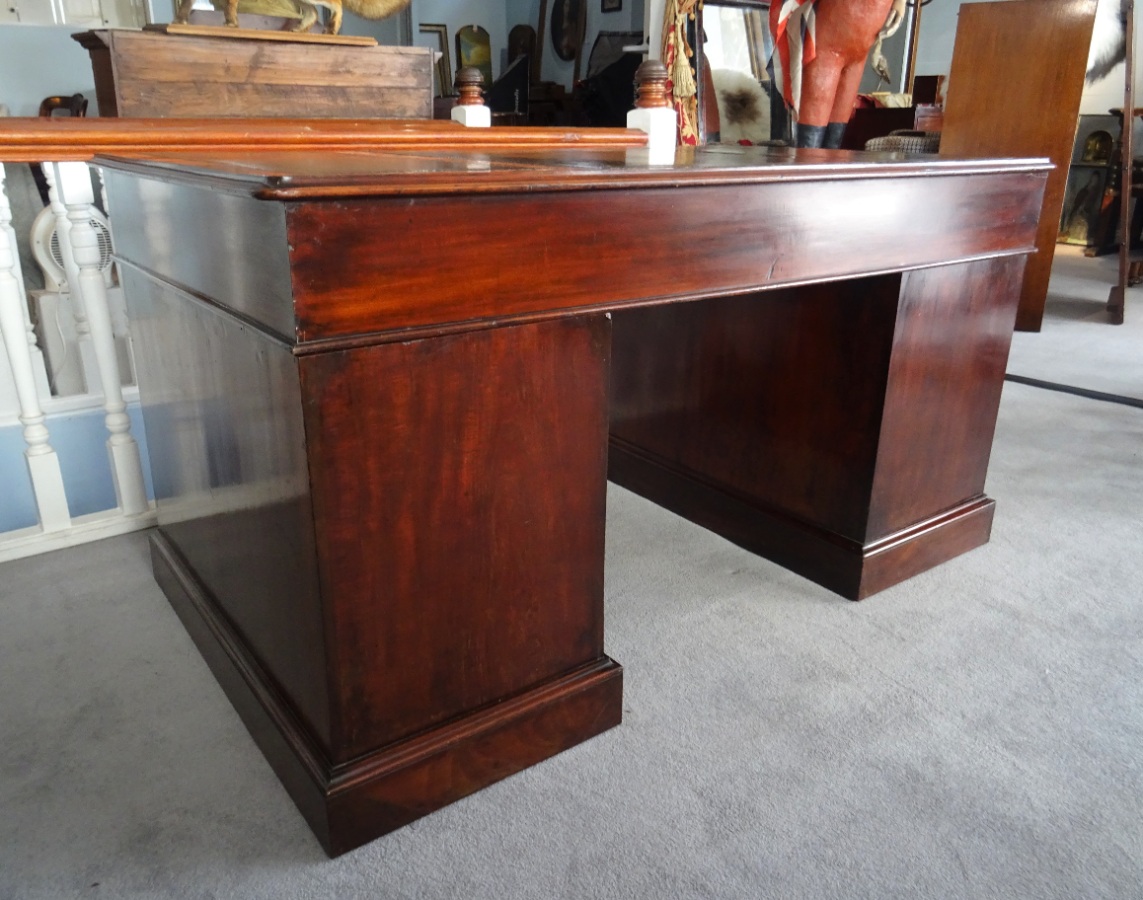 Pedestal Desk  (18).JPG